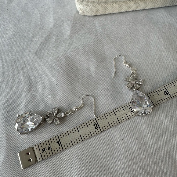 Gorgeous sparkly large pear shaped rhinestones earrings - Picture 5 of 5